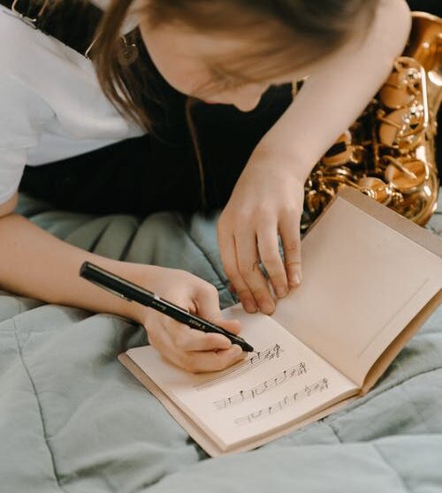 ragazza scrive musica